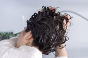 Comment adopter une routine capillaire douce pour préserver l'hydratation de vos cheveux