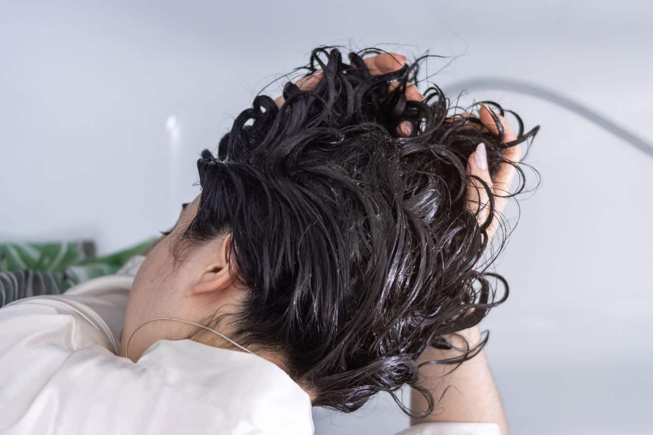 Comment adopter une routine capillaire douce pour préserver l'hydratation de vos cheveux